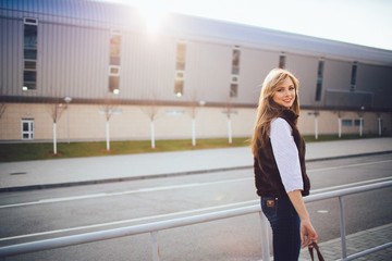Obraz premium amazing happy girl walking on the street