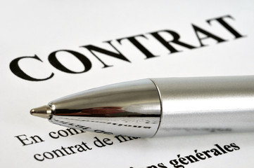 Le contrat et le stylo