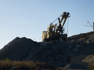 Obraz premium Quarry excavator working near railroad