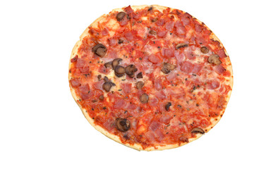 Pizza vor weißem Hintergrund