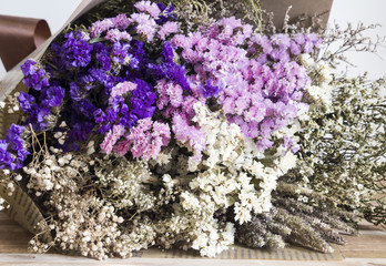 Obraz premium Bouquet of dried flowers on the wooden table