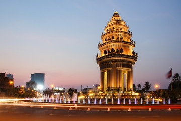 The twilight time at Independence Monument which is the one of landmark in Phnom Penh, Cambodia - obrazy, fototapety, plakaty