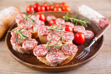 Frisches Brot mit Salami belegt