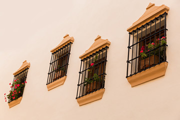 Ventanas con rejas y geranios.