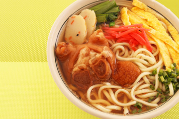 沖縄伝統の豚足テビチそば