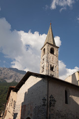 Fototapeta na wymiar Chiesa con grande campanile