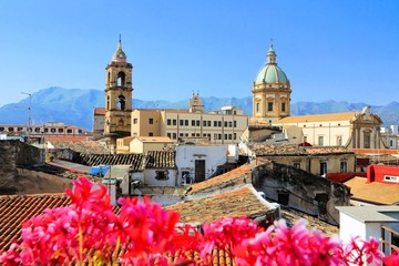 Uitzicht over de daken en kerken van Palermo, Sicilië met levendige bloemen