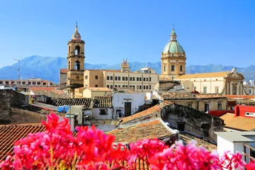 Foto op Plexiglas Uitzicht over de daken en kerken van Palermo, Sicilië met levendige bloemen © Jenifoto