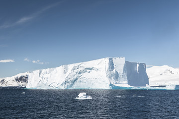 Snow and ices of the Antarctic islands