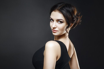 Fototapeta premium Portret pięknej modelki na szarym tle