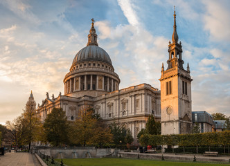 Obraz premium London, United Kingdom - October 20, 2015: View of St. Paul's cathedral in sunset rays. Unidentified people present on picture
