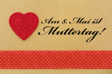 ein Herz und ein Text für den Muttertag auf goldenem Hintergrund