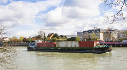 Péniche sur la Marne transportant des containers