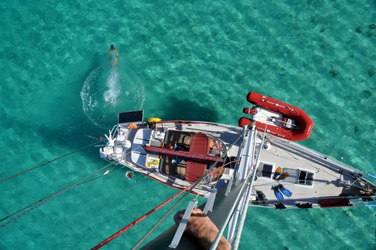 Segelschiff von oben in Lagune