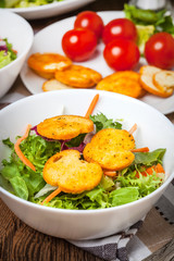 Mixed salad with croutons.