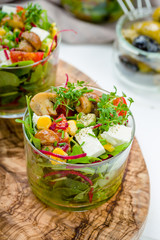 Salat im Glas mit eingelegten Pilzen