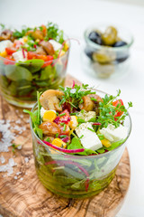 Salat im Glas mit eingelegten Pilzen