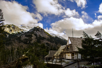 Chata na tle Tatr widziana w drodze na Morskie Oko © nmamaly