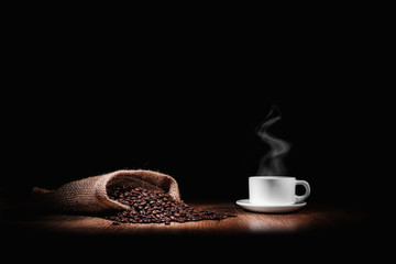 grains de café avec une tasse blanche