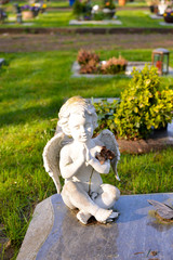 Betender Engel mit Blume im Arm