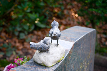 Obraz premium Vögel auf Grabstein