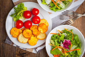 Mixed salad with croutons.