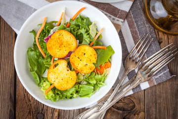 Mixed salad with croutons.