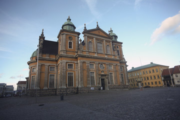 Fototapeta na wymiar Kalmar Domkyrka som ligger stortorget den byggdes på 1600-talet men saknar fortfarande kupol