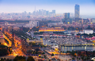 Naklejka premium Widok na Port Vell w Barcelonie w nocy
