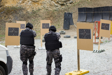 Fototapeta premium police training at the shooting range