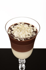 Mousse al cioccolato fondente, cioccolato al latte e cioccolato bianco.