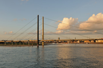 Fototapeta na wymiar Kniebrücke in Düsseldorf