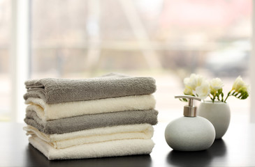 Obraz na płótnie Canvas Towels and bath accessories on table