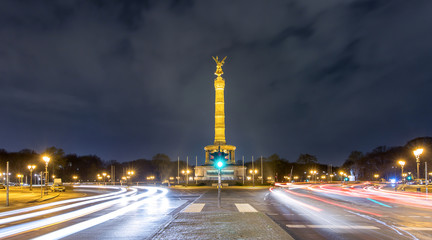 Fototapeta premium Siegessäule in Berlin bei Nacht