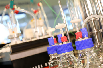 Medical laboratory for carrying out chemical reactions