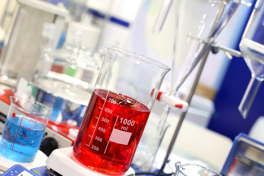 Medical laboratory for carrying out chemical reactions