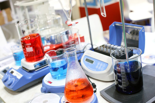 Medical laboratory for carrying out chemical reactions