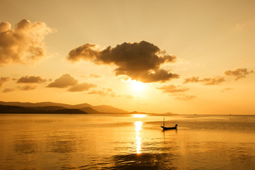 Fototapeta na wymiar boat in the sea sunset background