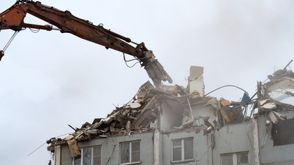 Demolition of a residential house using building hydraulic shears