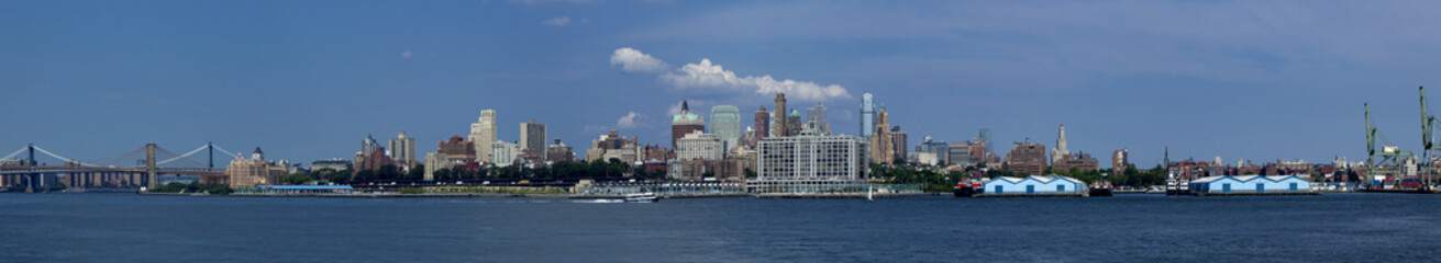 Fototapeta na wymiar Panoramic of the skyline of Brooklyn, New York on the east River. 