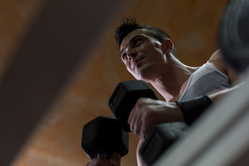 Obraz premium Strong man at the gym lifting heavy weights