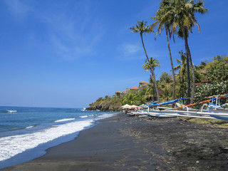 Fototapeta na wymiar tropical beach with fishing boats and palm trees in Baki
