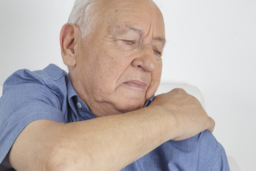 Obraz premium Elderly man with shoulder pain