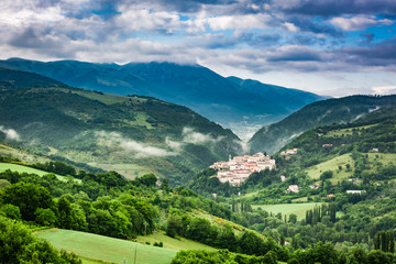 Obraz premium Sunrise over the village of Preci in Umbria, Italy