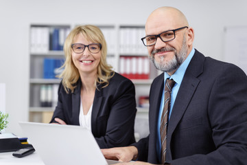 erfolgreiche geschäftsleute am arbeitsplatz