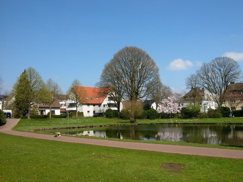 Gr&uuml;ne Wiese mit Rasen am Meierteich bei blauem Himmel und Sonnenschein an der Sudbrackstra&szlig;e im Stadtteil Schildesche in Bielefeld im Teutoburger Wald in Ostwestfalen-Lippe