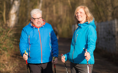 glückliches paar beim outdoor sport
