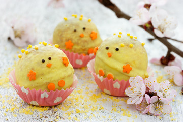 Festive Easter chicken candy mini ball. Fun idea for kids party