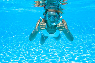 femme avec un masque et un tuba dans une piscine sous l'eau - obrazy, fototapety, plakaty