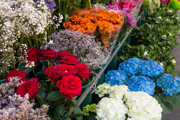 Fiori freschi  recisi su un banco di un fiorista per la vendita 